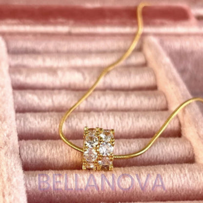OLIVIA PADANO X BELLA NOVA | Gargantilha Com Pingente Swarovski - Folheado a Ouro 24k+ FRETE GRÁTIS