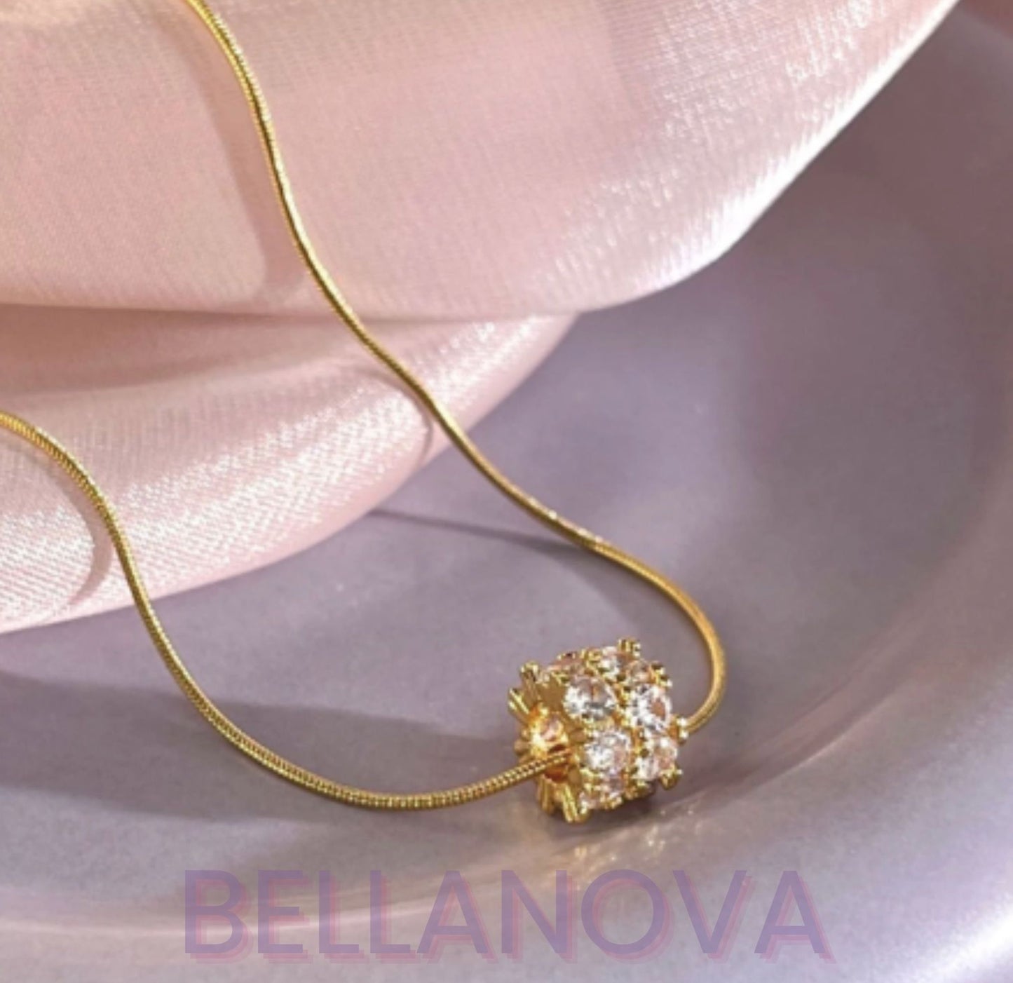 OLIVIA PADANO X BELLA NOVA | Gargantilha Com Pingente Swarovski - Folheado a Ouro 24k+ FRETE GRÁTIS
